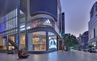 Adidas registra ricavi record di 24,8 miliardi di euro nel 2025 e avvia buyback da 1 miliardo