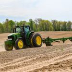 Deere alza la previsione di utile annuale nonostante il calo del primo trimestre