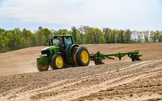 Deere alza la previsione di utile annuale nonostante il calo del primo trimestre