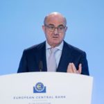 Eurozona più resiliente del previsto: De Guindos prevede crescita accelerata nel 2026