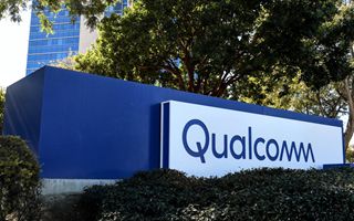 Qualcomm: il titolo cala del 7,2 % a causa della carenza di chip di memoria