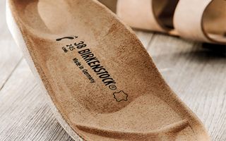 Birkenstock alza rating a BB+: S&P riconosce crescita e solidità operativa