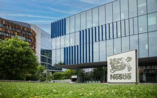 Nestlé supera le previsioni di vendita, ma ricavi e utili 2025 in calo e chiusura del business gelati