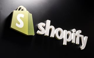 Shopify 2025: ricavi a 11,6 miliardi (+30%) e buyback da 2 miliardi