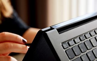 Lenovo supera i 22 miliardi di dollari: trimestre record di ricavi e crescita dell’AI