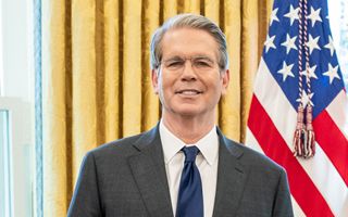 Kevin Warsh candidato alla presidenza della Fed: il Senato avvia l'audizione nonostante l'indagine su Trump