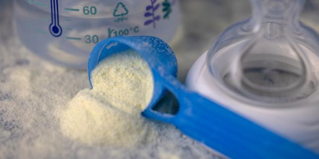 Tre neonati morti dopo consumo di latte infantile oggetto di richiamo in Francia: causa ancora indagata