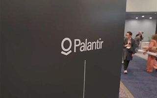 Palantir in crescita: ricavi Q4 2025 in aumento e previsione di 4,48 miliardi di dollari per l’anno