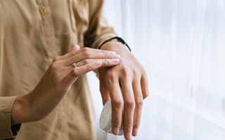 Almirall: fatturato a doppia cifra e utile quadruplicato grazie a Ebglyss