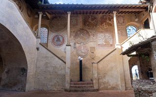 Oliviero Rainaldi a Certaldo: un viaggio di oltre 40 anni tra arte contemporanea e storia medievale