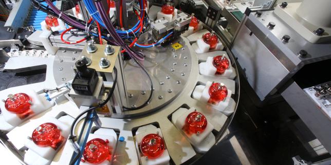 Puig apre a Chartres una nuova fabbrica di profumi: 35 milioni di flaconi all'anno entro il 2027