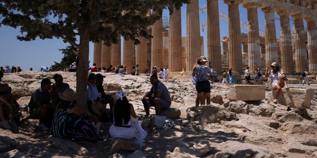 Eurostat prevede 38 milioni di turisti stranieri in Grecia nel 2025: crescita del settore ma rischi di dipendenza