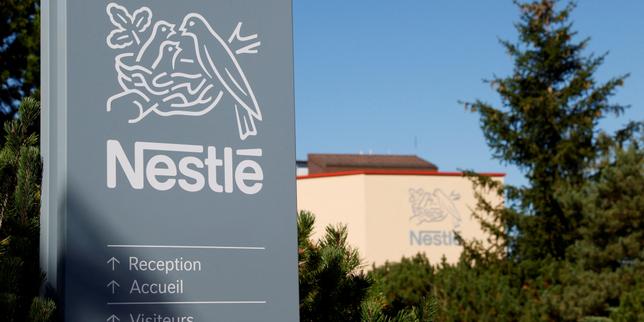 Nestlé si ritira dal mercato dei gelati e riduce le acque in bottiglia dopo richiamo di latticini infantili