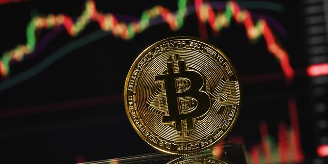 Bitcoin in calo del 50 %: il Tesoro esclude interventi di sostegno al mercato delle criptovalute