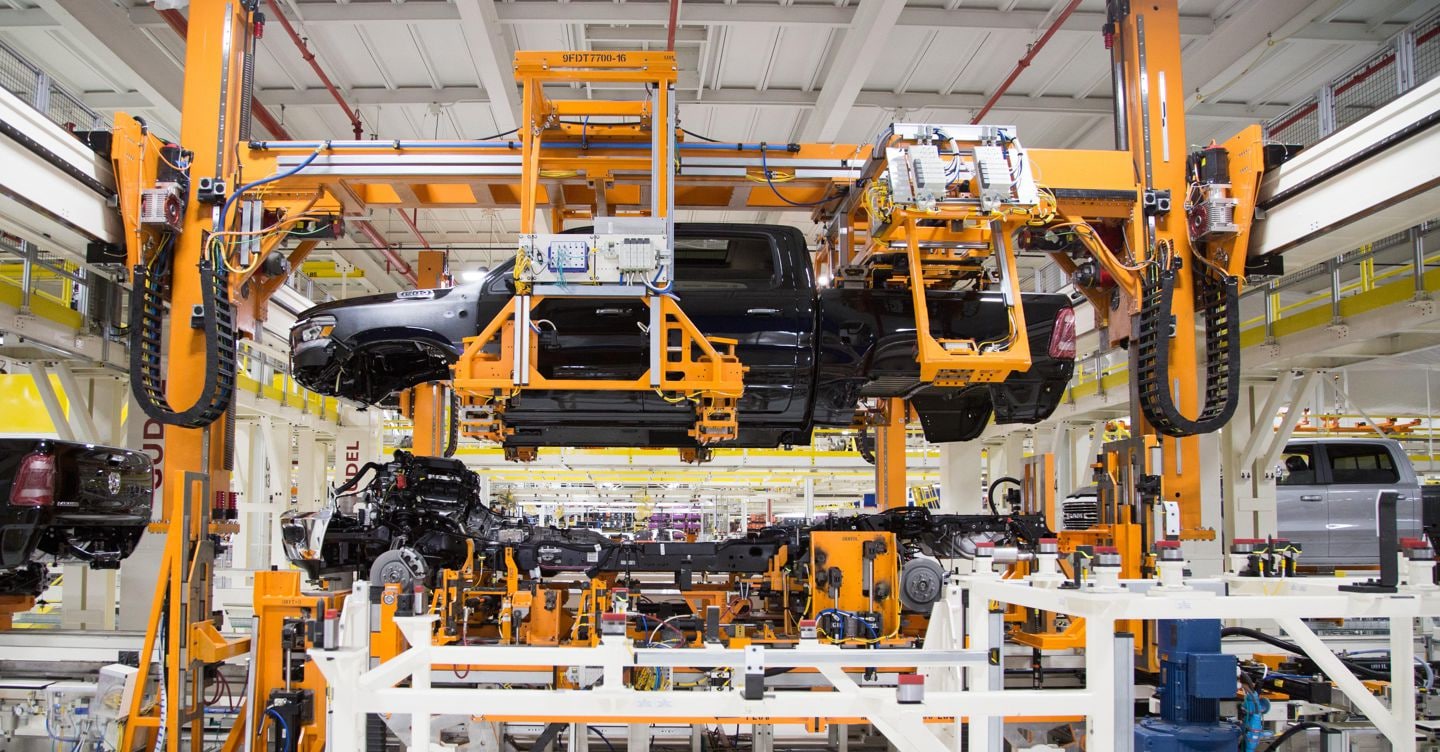 Vendite auto in Europa calano del 3,5 % a gennaio: Italia cresce, marchi cinesi dominano, Tesla sotto le aspettative