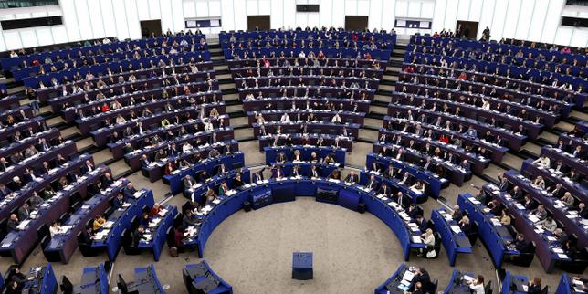 UE sospende l'accordo di libero scambio con gli USA dopo la sentenza della Corte Suprema che revoca Trump