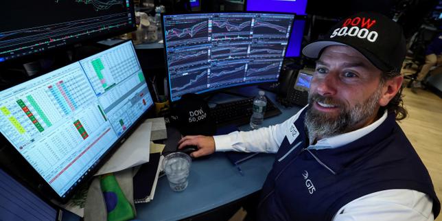 Investitori spostano capitali dal software al Dow Jones, che supera i 50.000 punti