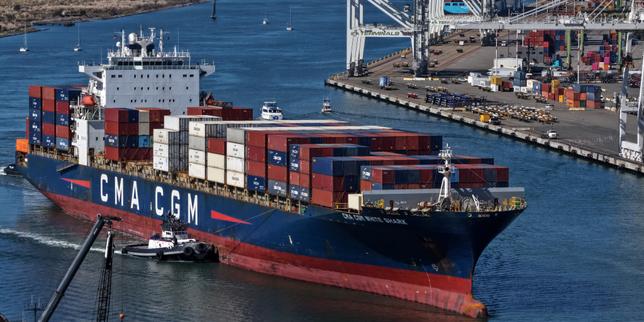 Deficit commerciale statunitense raggiunge record nel 2025, nonostante i dazi doganali di Trump